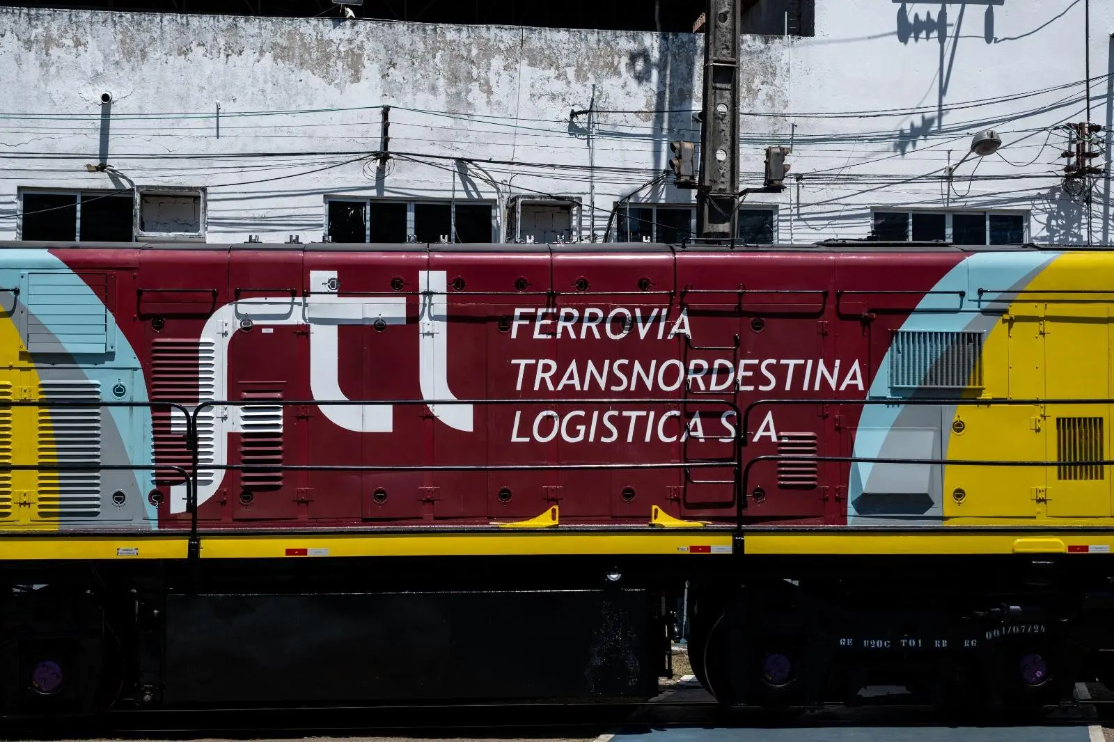 Foto que contém vagão da Ferrovia Transnordestina Logística (FTL).