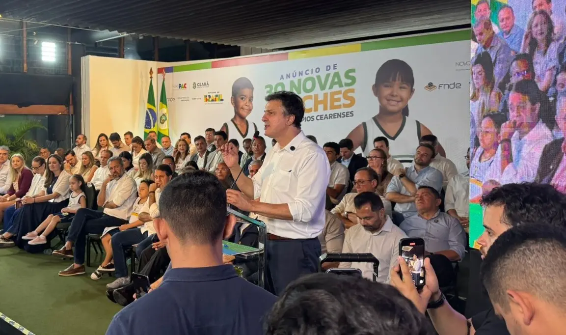 O ministro Camilo Santana discursa para convidados em evento no Ceará sobre novas obras do PAC.