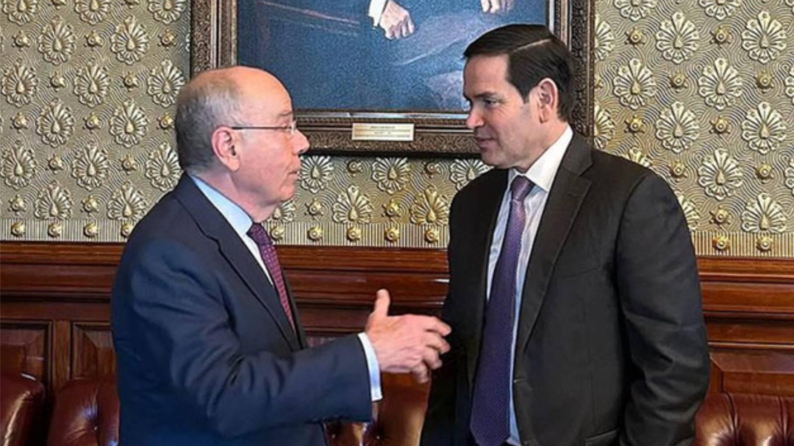 Imagem mostra ministro das Relações Exteriores brasileiro, Mauro Vieira, e o secretário de Estado americano, Marco Rubio, durante encontro realizado em Washington (EUA), no dia 16 de outubro de 2025.