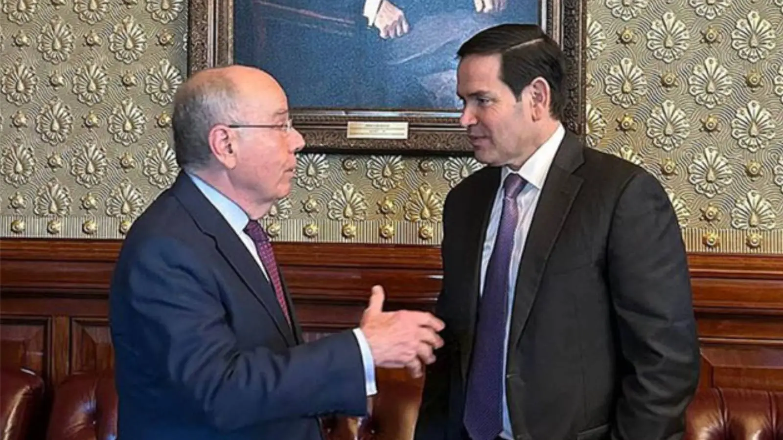 Imagem mostra ministro das Relações Exteriores brasileiro, Mauro Vieira, e o secretário de Estado americano, Marco Rubio, durante encontro realizado em Washington (EUA), no dia 16 de outubro de 2025.