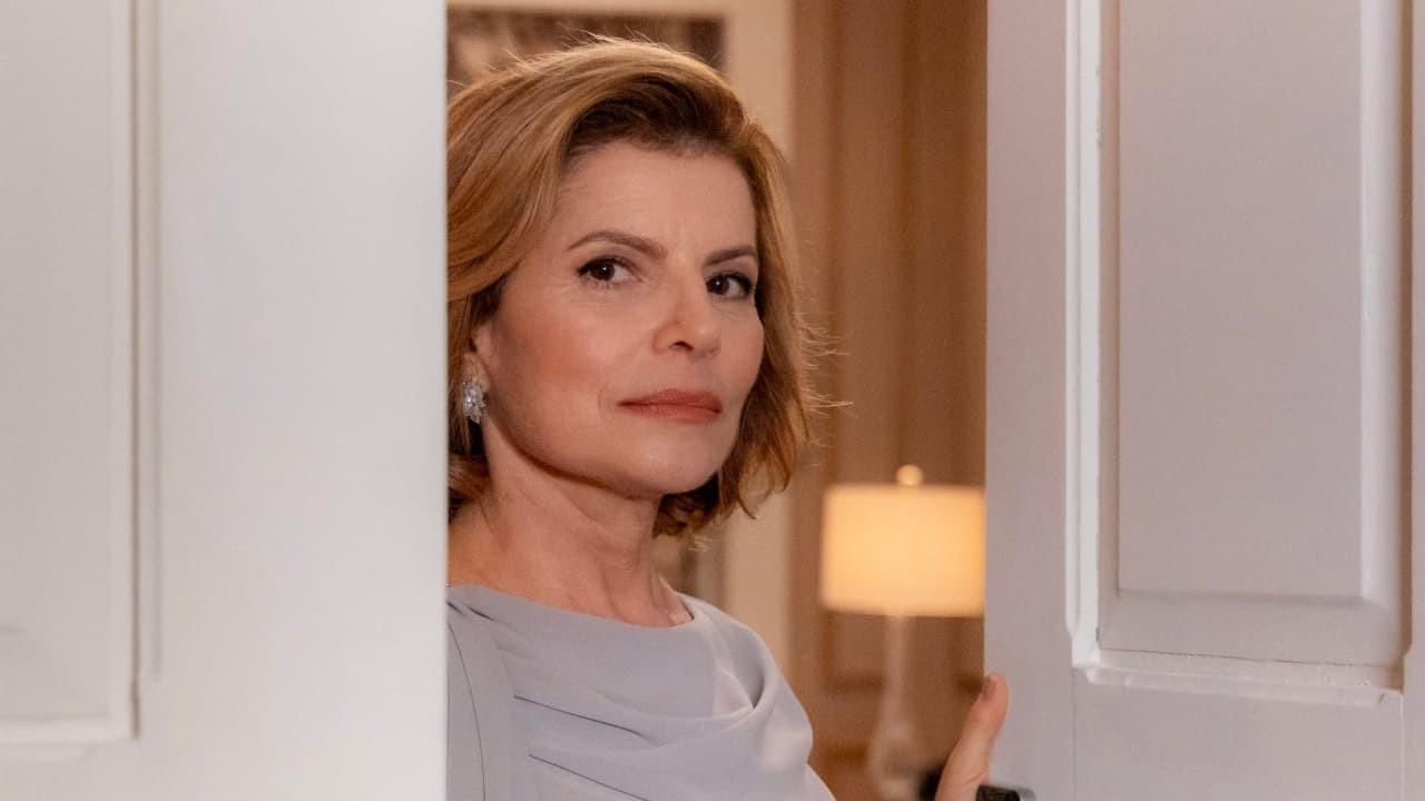 Imagem mostra personagem Odete Roitman surgindo em porta de hotel ao abri-la na novela Vale Tudo.