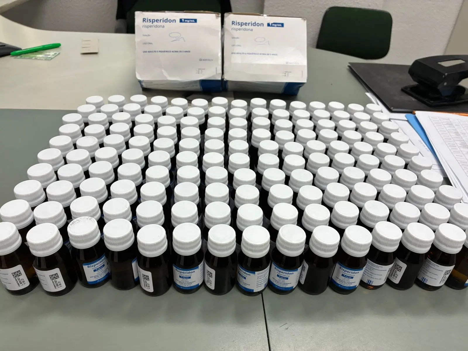 Foto de frascos de medicamentos apreendidos em operação da Polícia Civil do Ceará