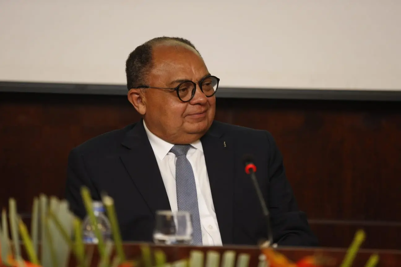 Imagem do ministro do STJ, Teodoro Silva Santos, em mesa redonda de evento em universidade de fortaleza