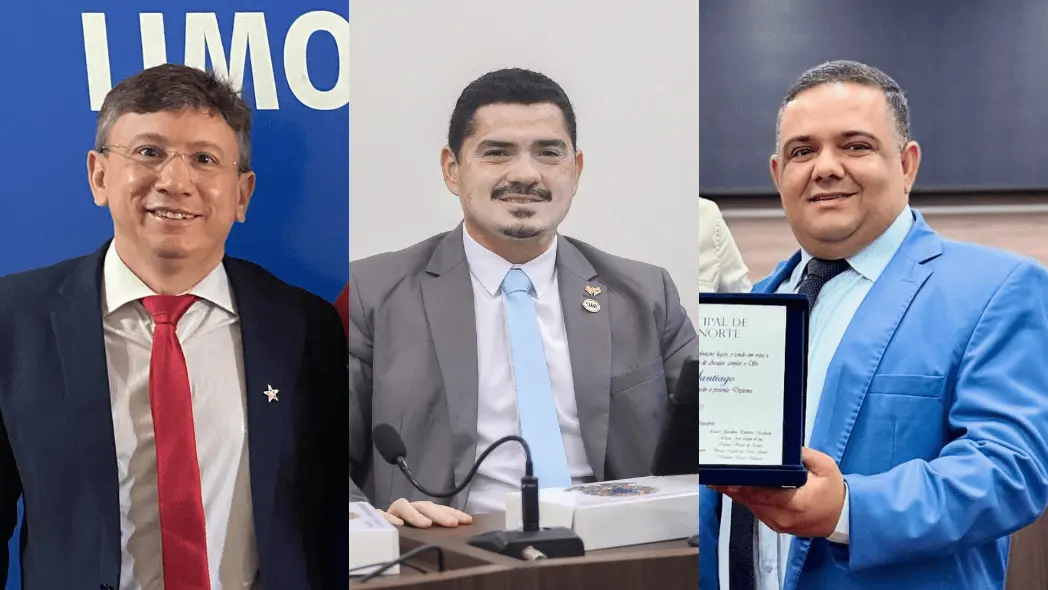 Três homens posam em ambientes diferentes, dispostos lado a lado em uma montagem. O homem à esquerda usa terno preto, camisa branca e gravata vermelha, posando diante de um fundo azul. O homem ao centro veste terno cinza e gravata azul clara, está sentado à mesa com microfone e papéis à frente, sorrindo. O homem à direita usa terno azul claro, camisa branca e gravata escura, segurando uma placa de homenagem. Todos olham para a câmera e sorriem.