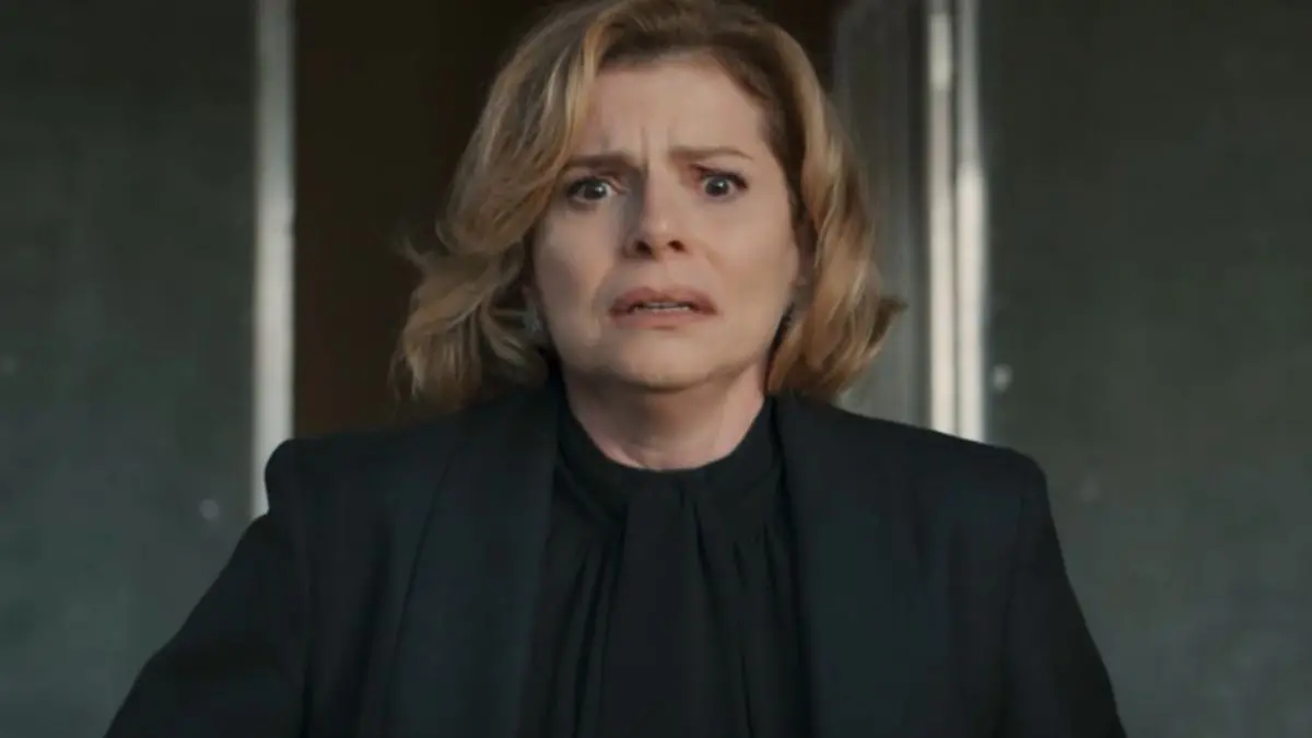 Imagem mostra personagem Odete Roitman usando roupa preta e com expressão de susto em remake de Vale Tudo.