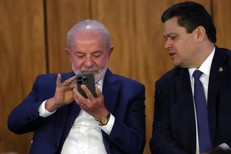 foto do presidente Lula mexendo em aparelho celular.