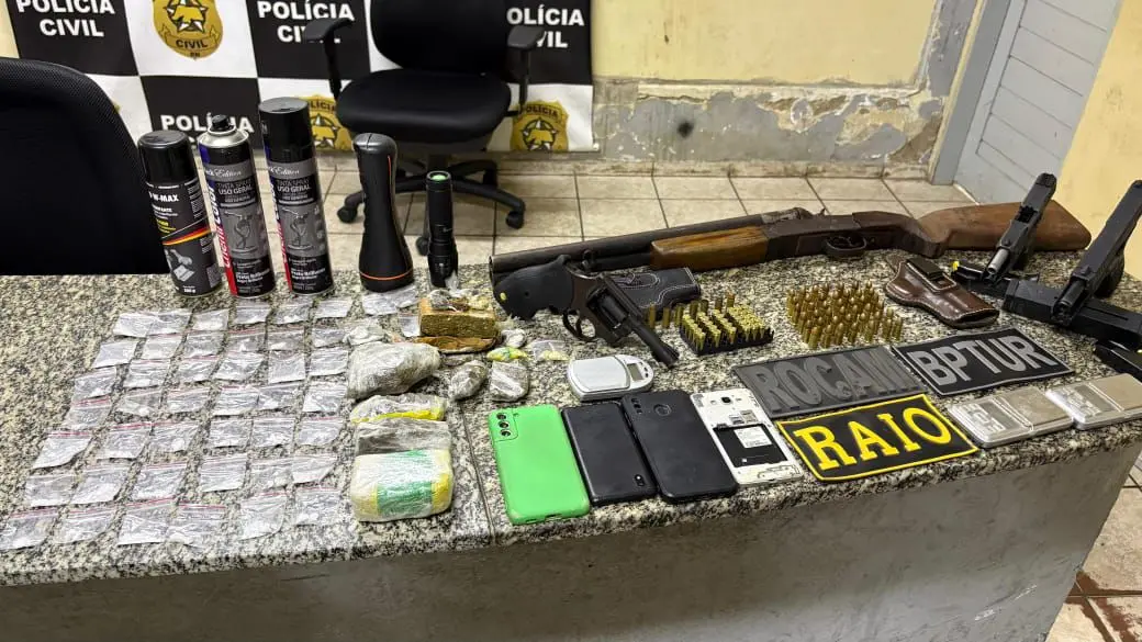 Foto mostra material apreendido com suspeitos mortos em ação policial na divisa entre o Ceará e o Rio Grande do Norte. Foram apreendidas armas de fogo, drogas e outros ilícitos.