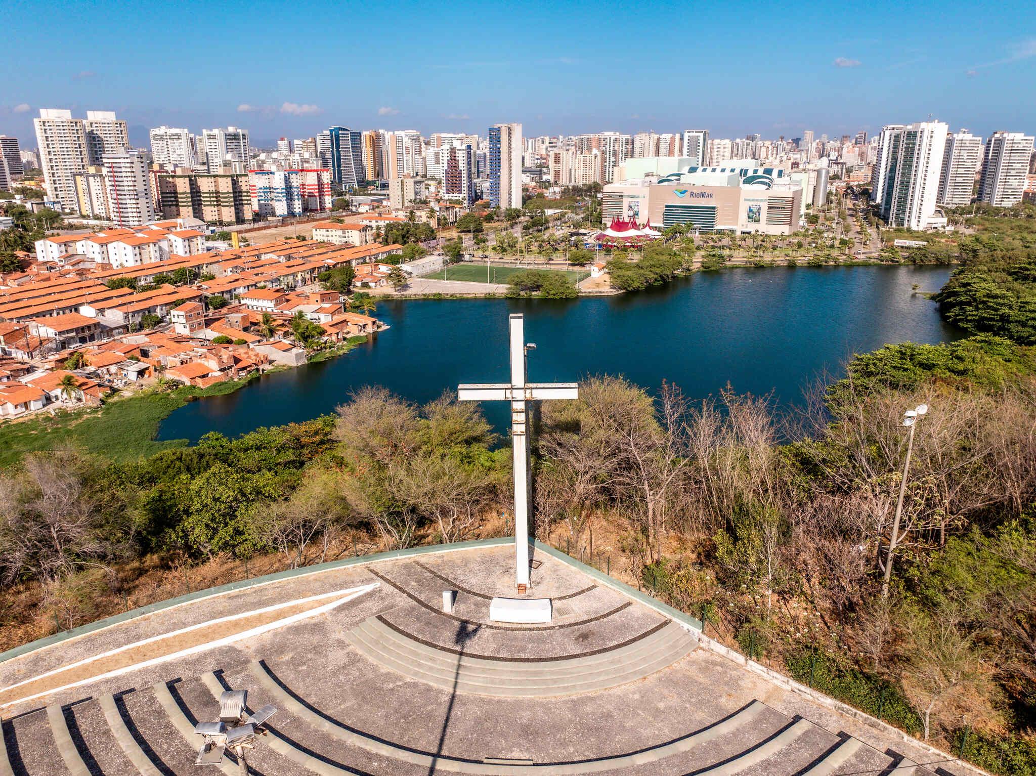 Vista aérea de área de Fortaleza, com casas, prédios e o shopping Rio Mar Papicu ao fundo