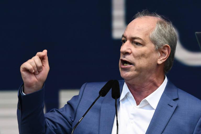 Ciro discursando durante evento. Ele usa um paletó azul e uma blusa branca.