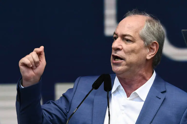 Ciro discursando durante evento. Ele usa um paletó azul e uma blusa branca.