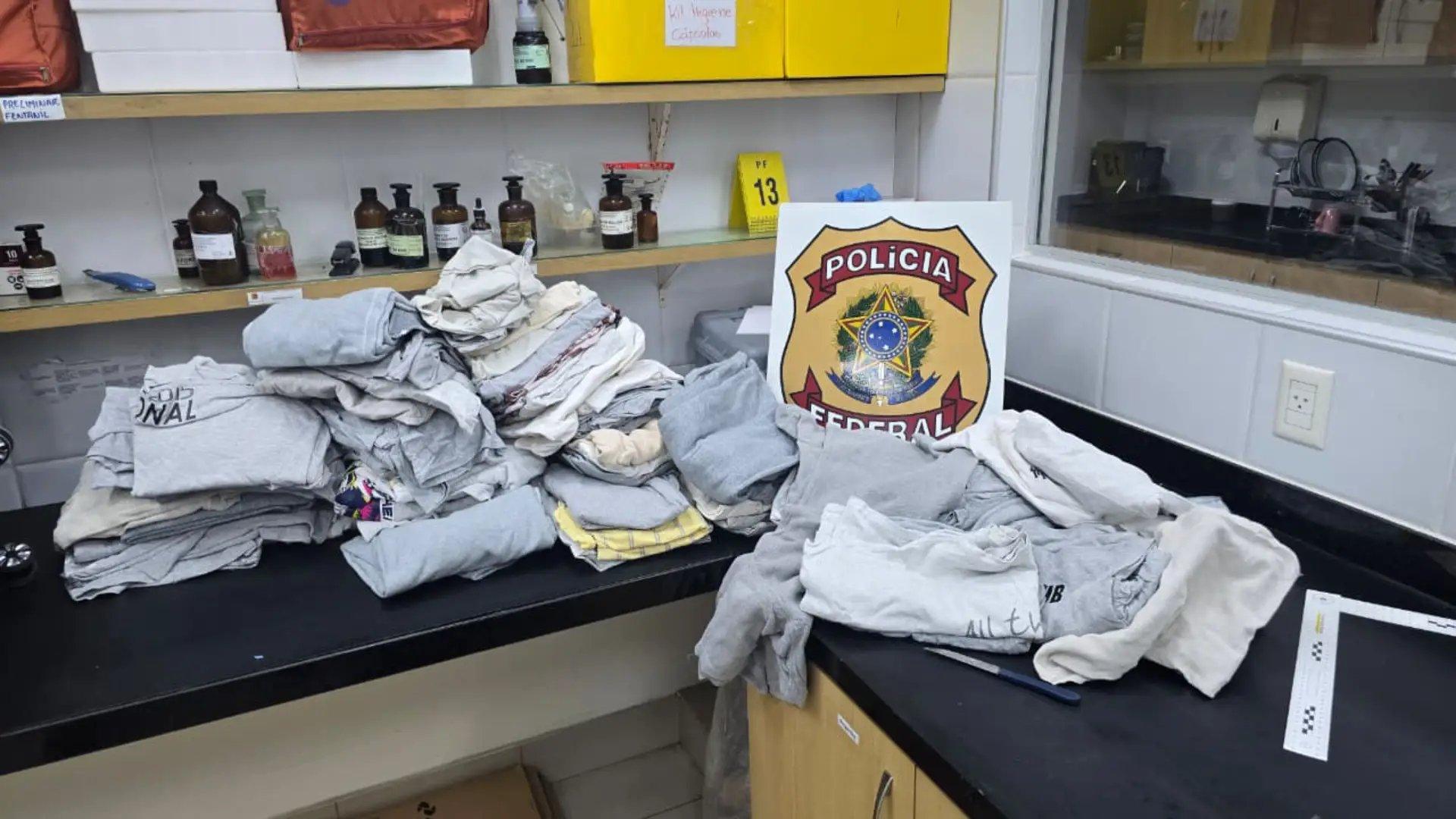 Imagem das roupas apreendidas.
