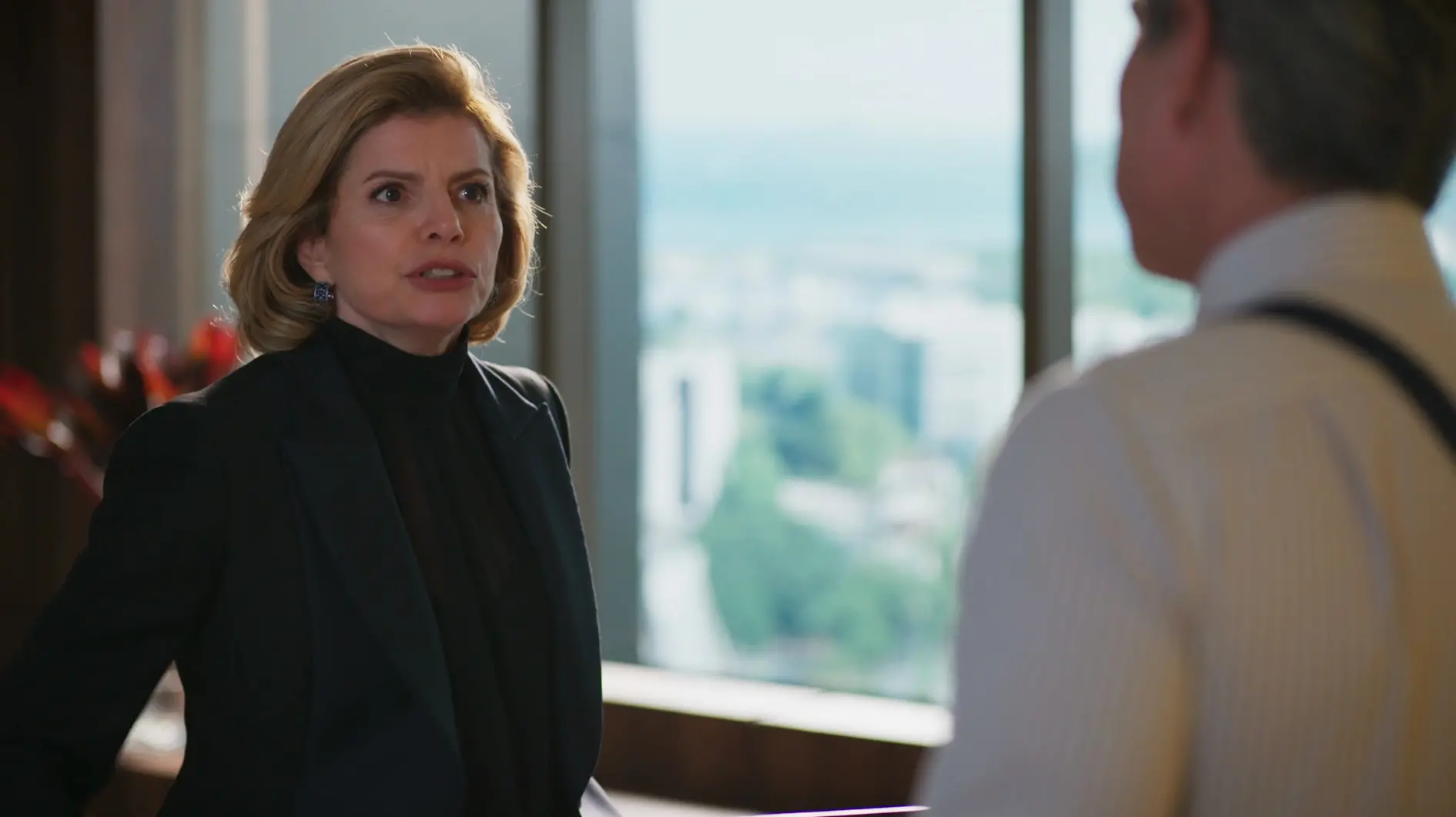 Odete Roitman em discussão com Marco Aurélio na TCA após saber de roubo milionário.