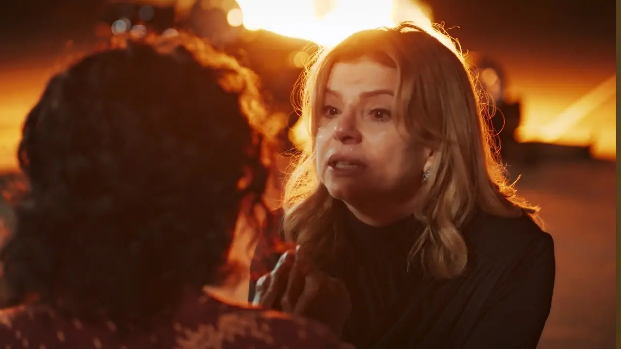 Odete aparece em cena com Nice. Ela oferece dinheiro para ela em troca do silêncio sobre a morte em acidente