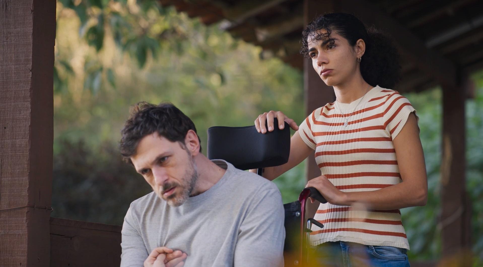 Ana Clara em sítio com Leonardo sentando em uma cadeira de rodas