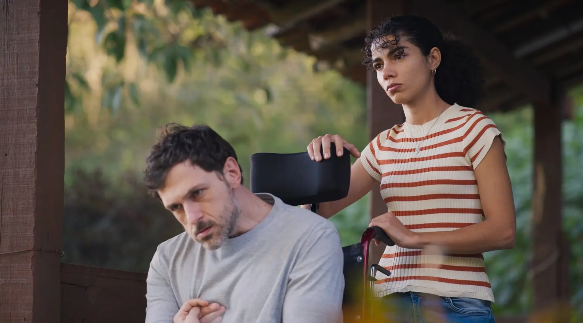 Ana Clara em sítio com Leonardo sentando em uma cadeira de rodas