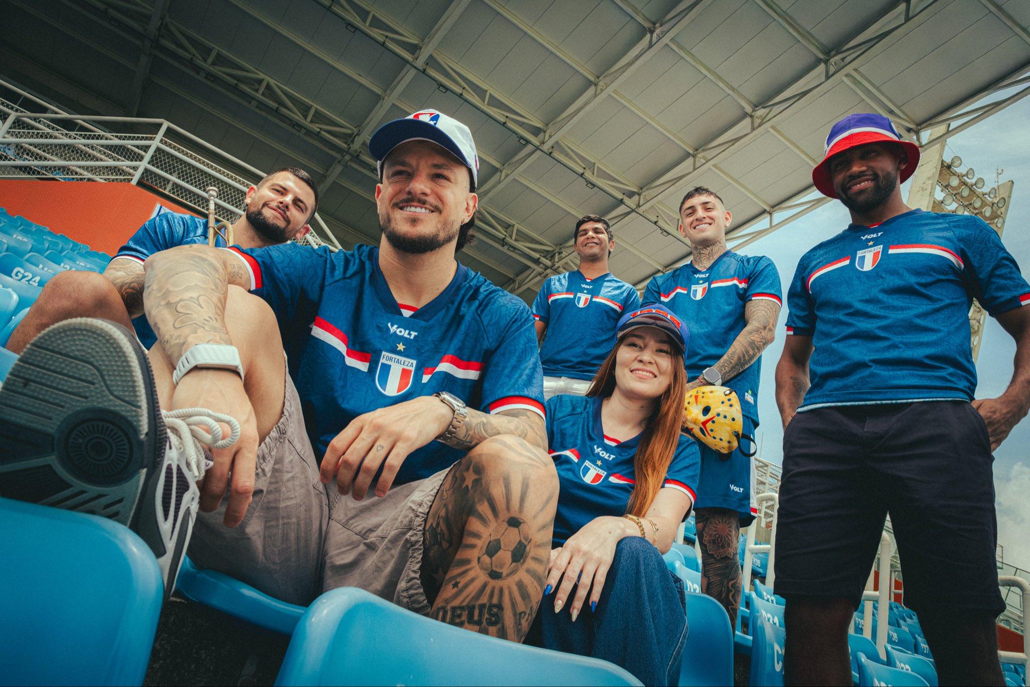 Com Ávila, Tinga e Crispim de modelos, Fortaleza lança terceiro uniforme