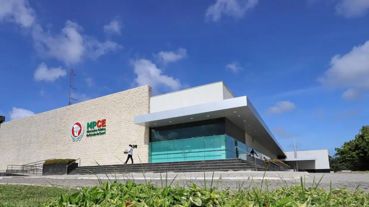 Predio do MPCE em Fortaleza. na frente, uma pessoa caminha. Na fachada, é possivel ler MPCE