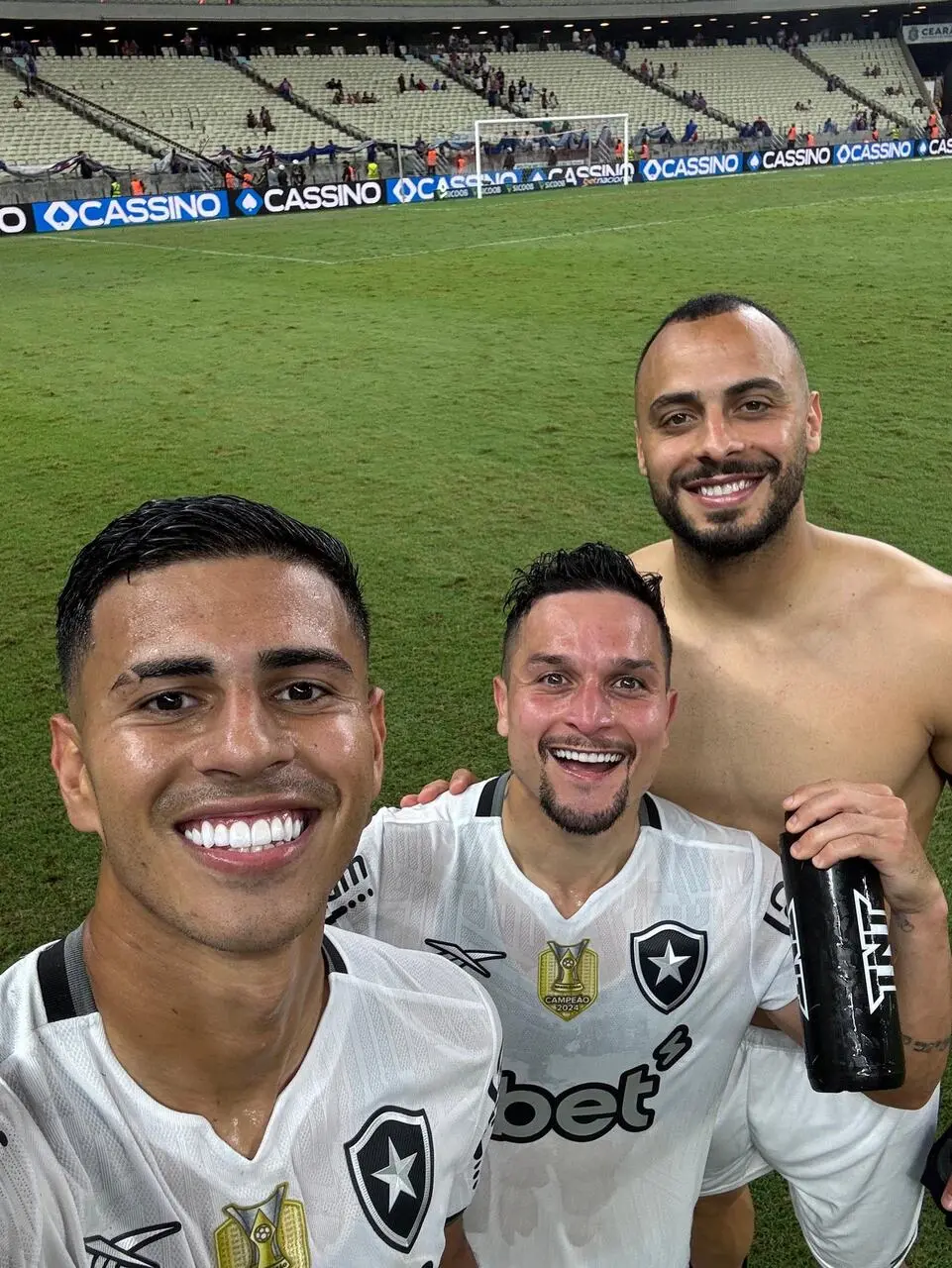 Arthur Cabral, Artur Victor e David Ricardo juntos em foto do Botafogo