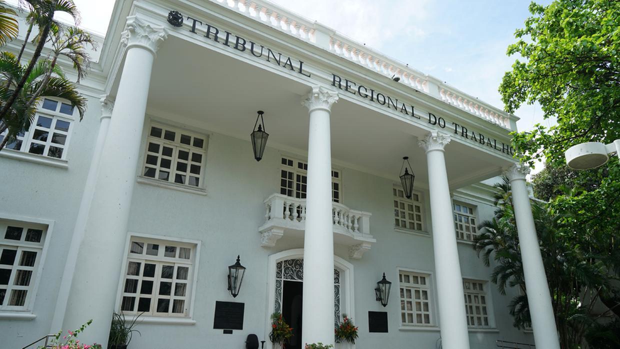 Imagem mostra a fachada do Tribunal Regional do Trabalho no Ceará.