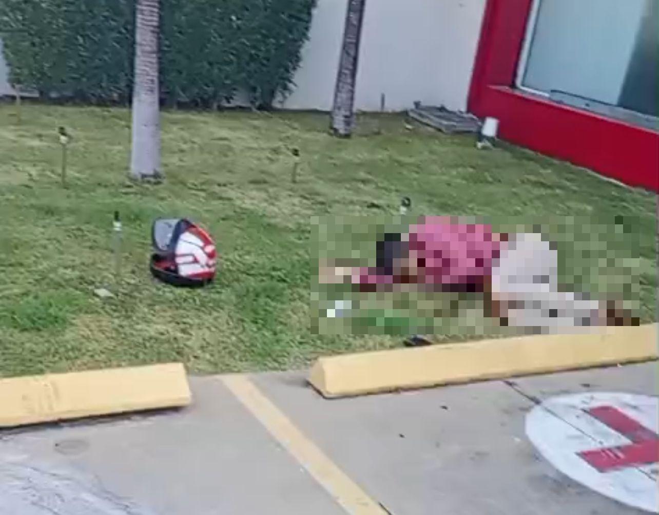 foto de suspeito de assalto morto próximo à entrada de uma farmácia no bairro Messejana, em Fortaleza.