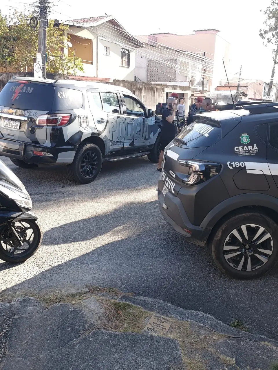 foto de viaturas da PMCE e da PCCE em ocorrência no bom jardim, em Fortaleza.