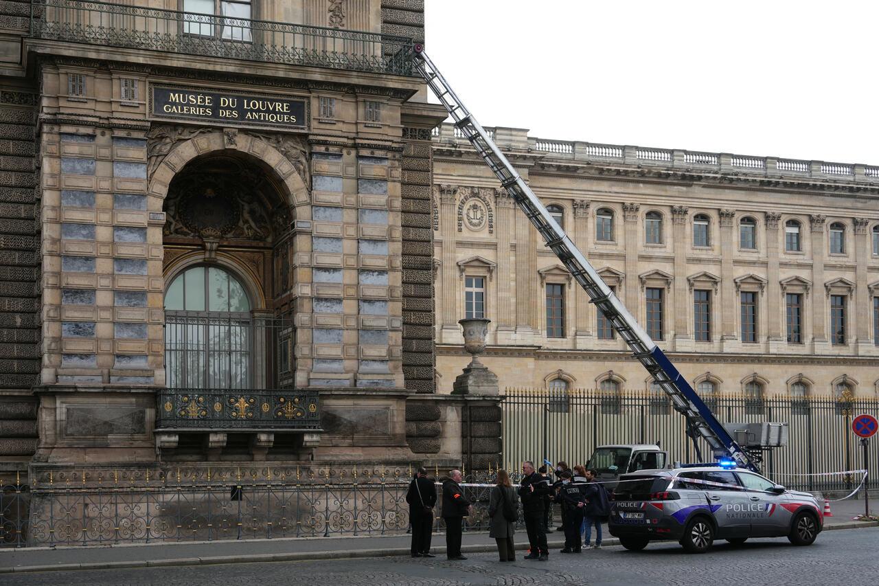 Grupo de policiais e uma viatura em frente ao museu. Imagem usada para matéria sobre roubo no Museu do Louvre, em Paris, aconteceu na manhã deste domingo (19).