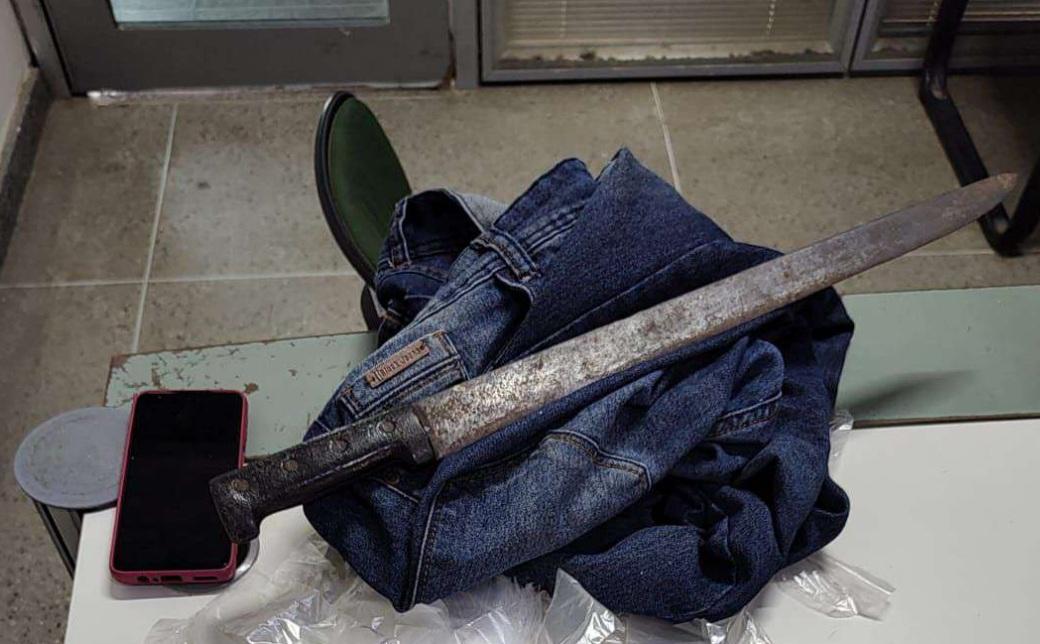 A foto mostra materiais apreendidos na investigação da morte de uma mulher em Saboeiro, no Ceará. Foram apreendidos um facão, um celular e uma calça jeans.