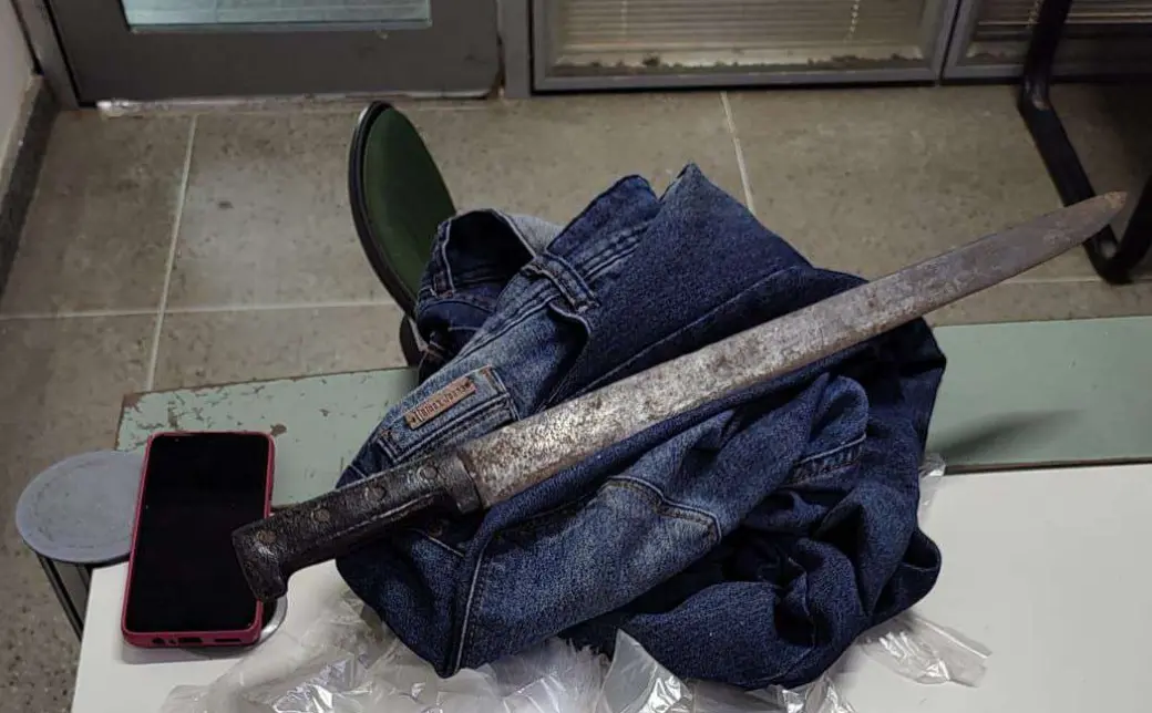 A foto mostra materiais apreendidos na investigação da morte de uma mulher em Saboeiro, no Ceará. Foram apreendidos um facão, um celular e uma calça jeans.