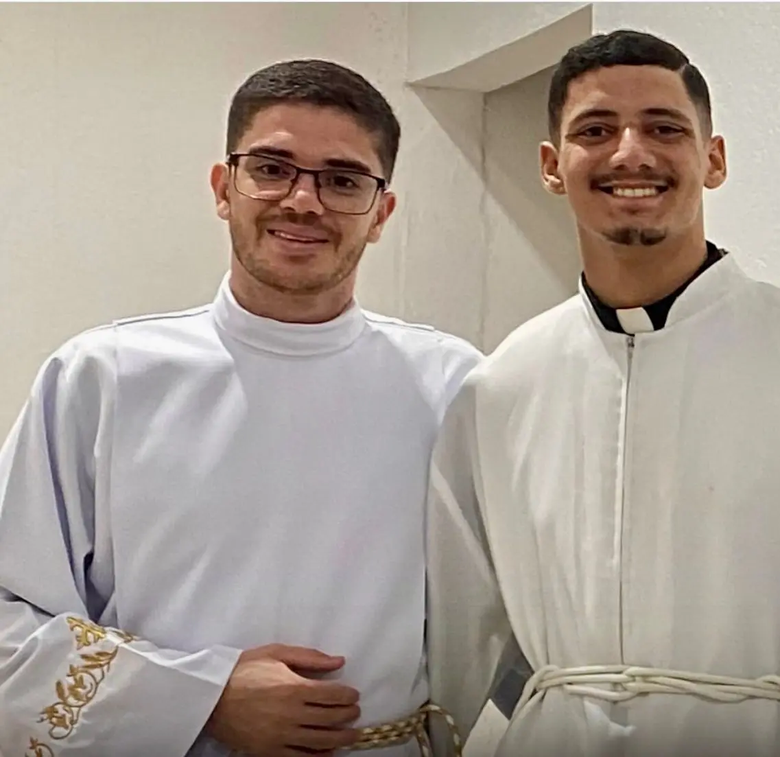 imagem de dois ex-seminaristas que abandonaram a vocação para assumir um relacionamento.