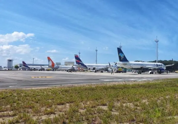 Aviões da Gol, Latam e Azul na pista do Aeroporto de Natal.
