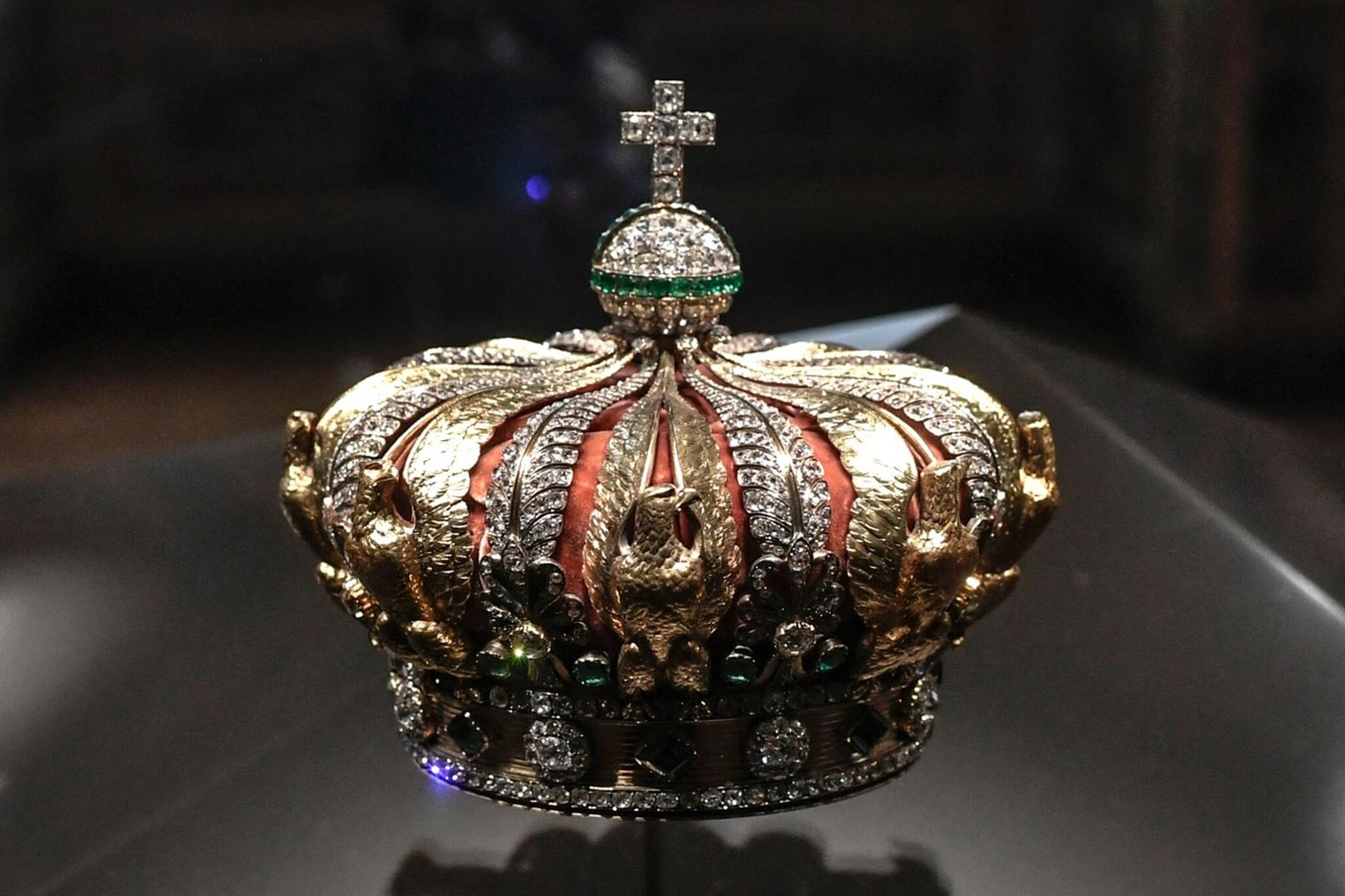 Coroa da imperatriz Eugênia, esposa de Napoleão III, é decorada com 1.354 diamantes e 56 esmeraldas e foi roubado do Museu do Louvre, mas encontrada em uma rua próximo ao local.