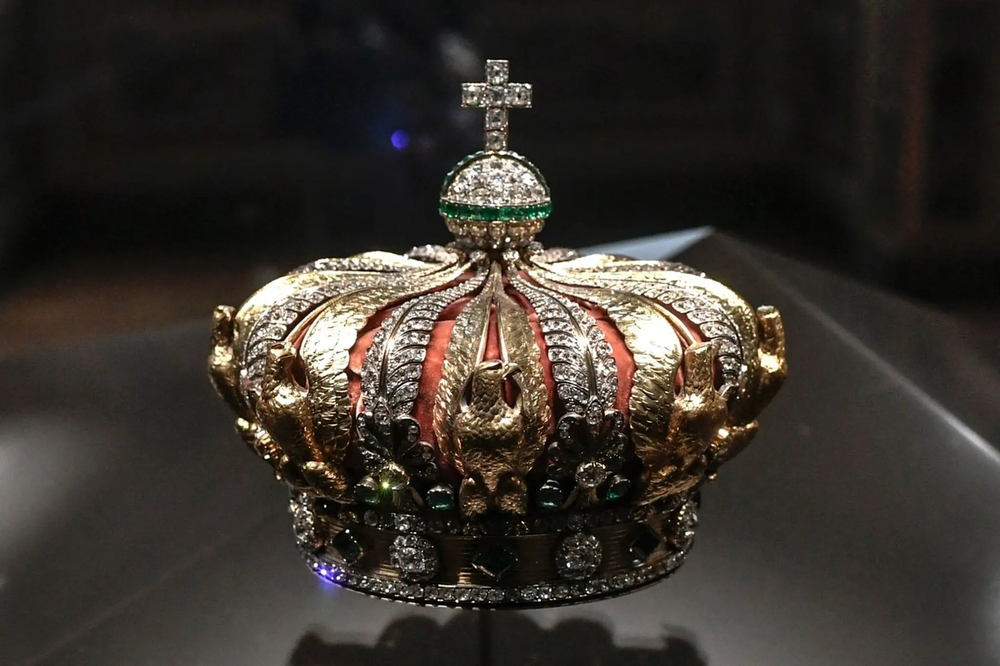 Coroa da imperatriz Eugênia, esposa de Napoleão III, é decorada com 1.354 diamantes e 56 esmeraldas e foi roubado do Museu do Louvre, mas encontrada em uma rua próximo ao local.