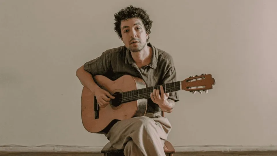 Cícero apresenta show intimista com repertório de 'Concerto 1'.