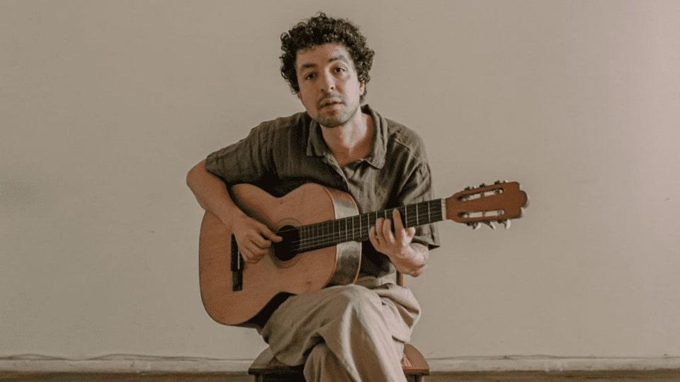 Cícero apresenta show intimista com repertório de 'Concerto 1'.