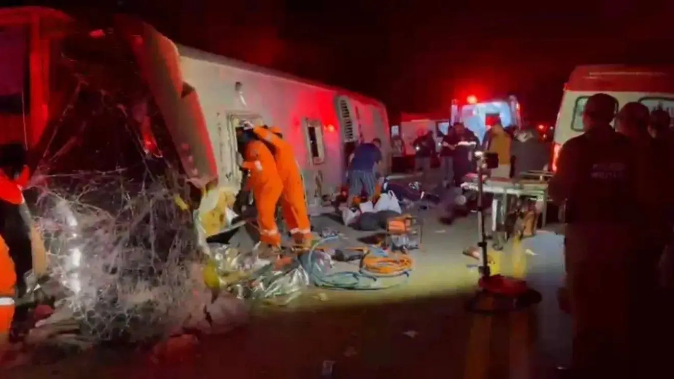 Resgate de vítimas após acidente com ônibus fretado em Pernambuco. Imagem usada para informar que todos foram indentificados.