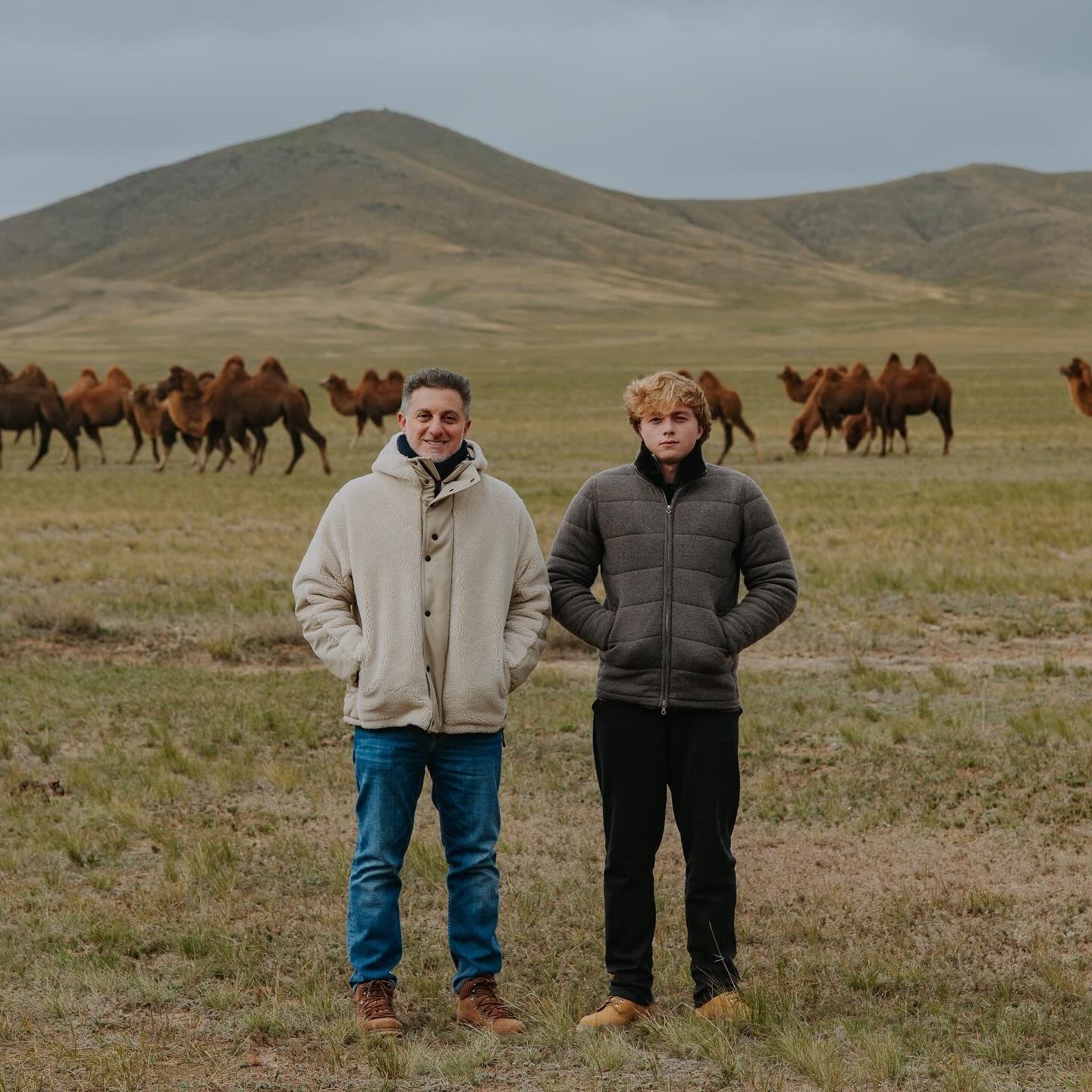 Luciano e o filho, Benício, na Mongólia