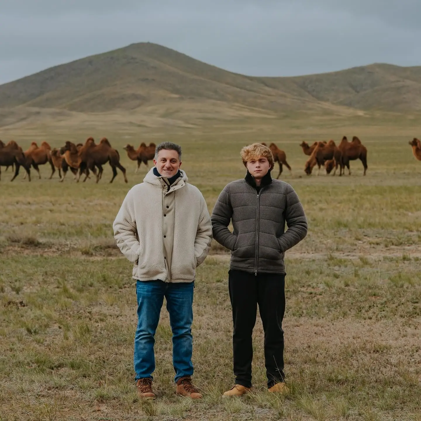 Luciano e o filho, Benício, na Mongólia