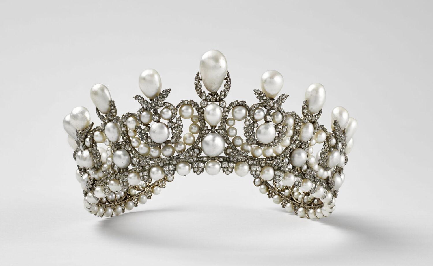 Tiara com 212 pérolas — 17 delas em forma de gota — além de 1.998 diamantes e 992 pequenas rosas lapidadas.