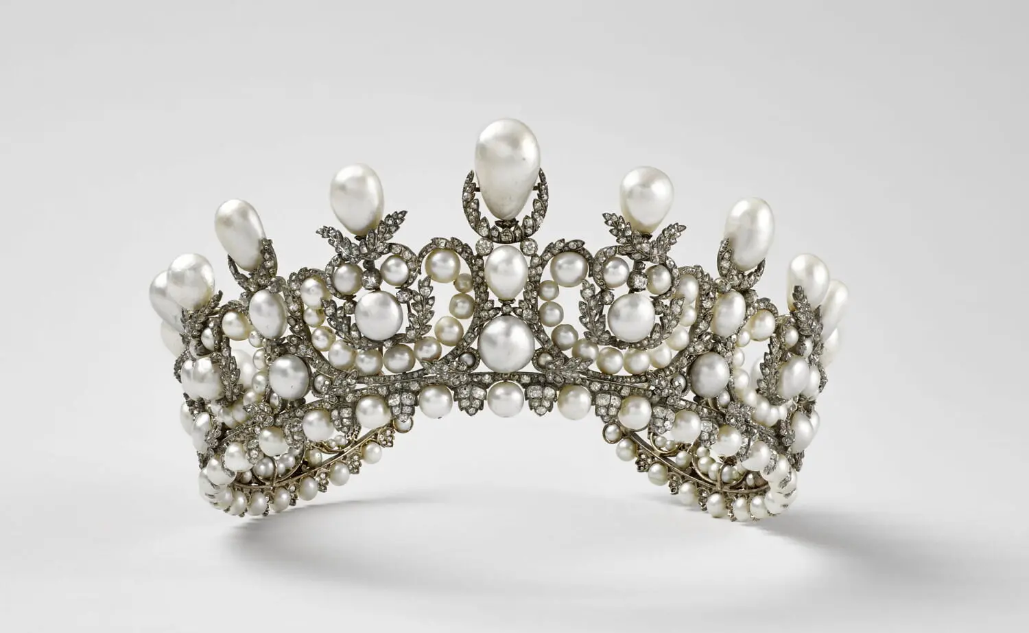Tiara com 212 pérolas — 17 delas em forma de gota — além de 1.998 diamantes e 992 pequenas rosas lapidadas.