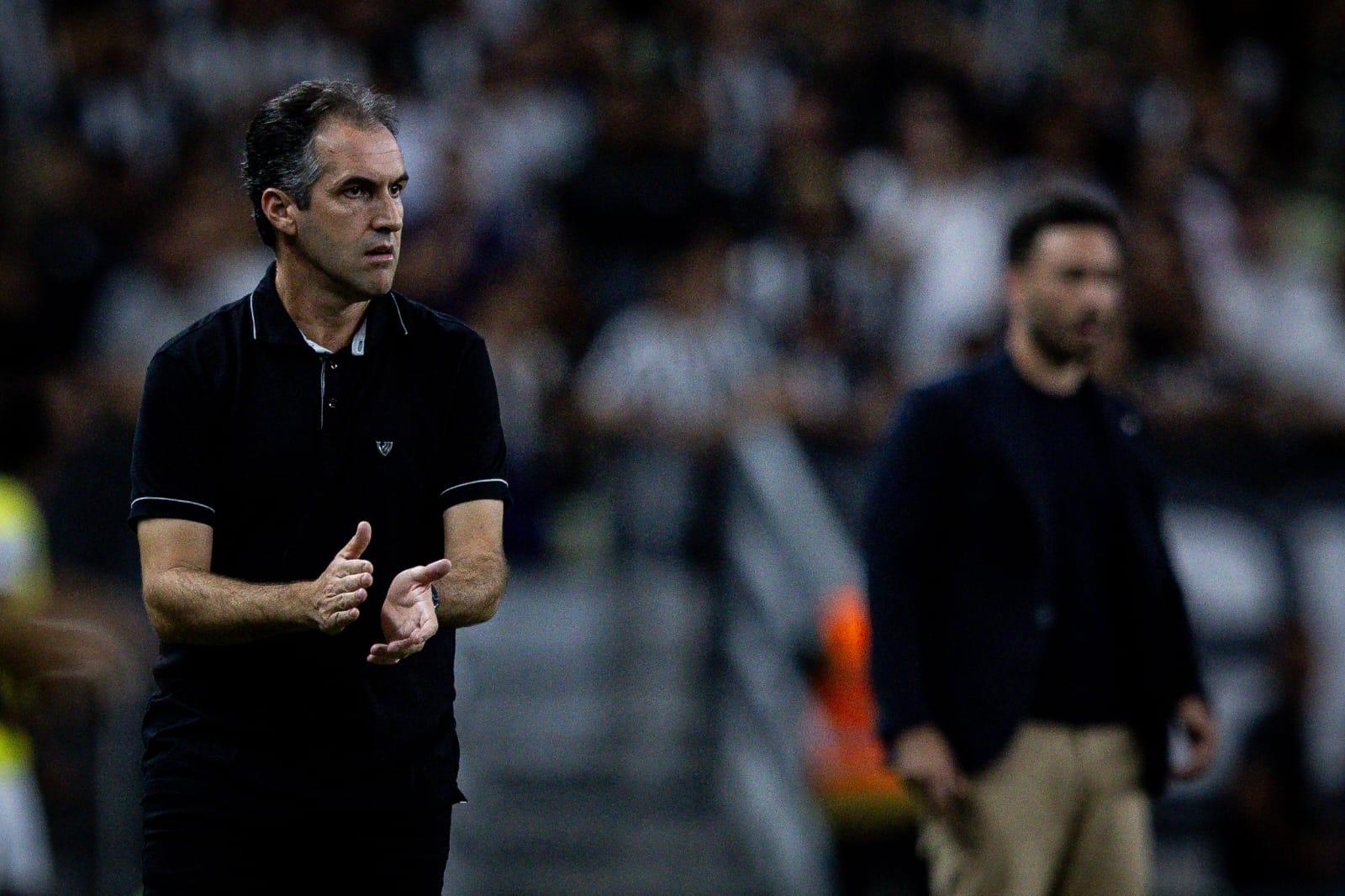 Foto de Léo Condé, que após derrota do Ceará para o Botafogo na Série A disse: ‘sinal de alerta ligado’