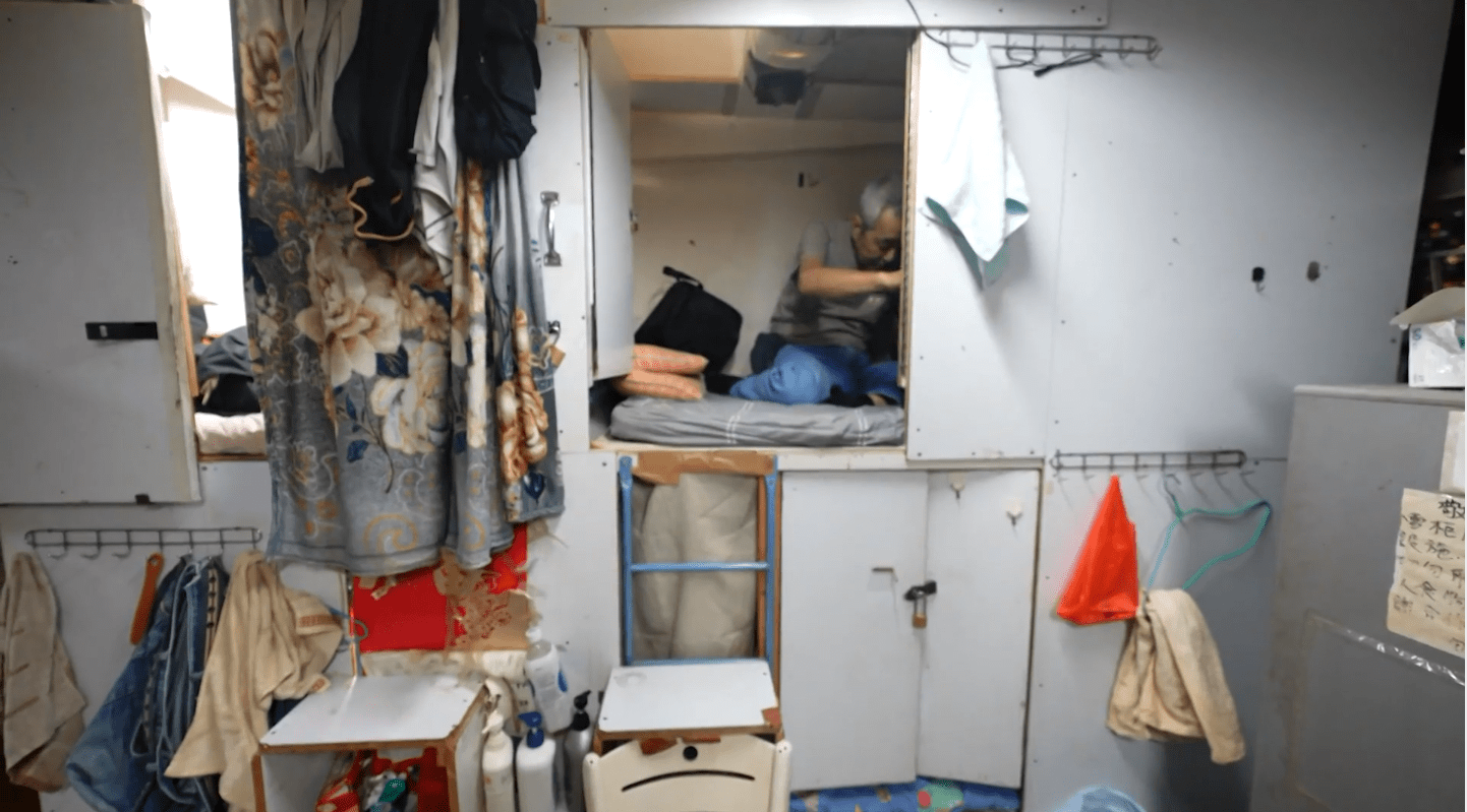 Homens idosos são alguns dos que mais usam os apartamentos