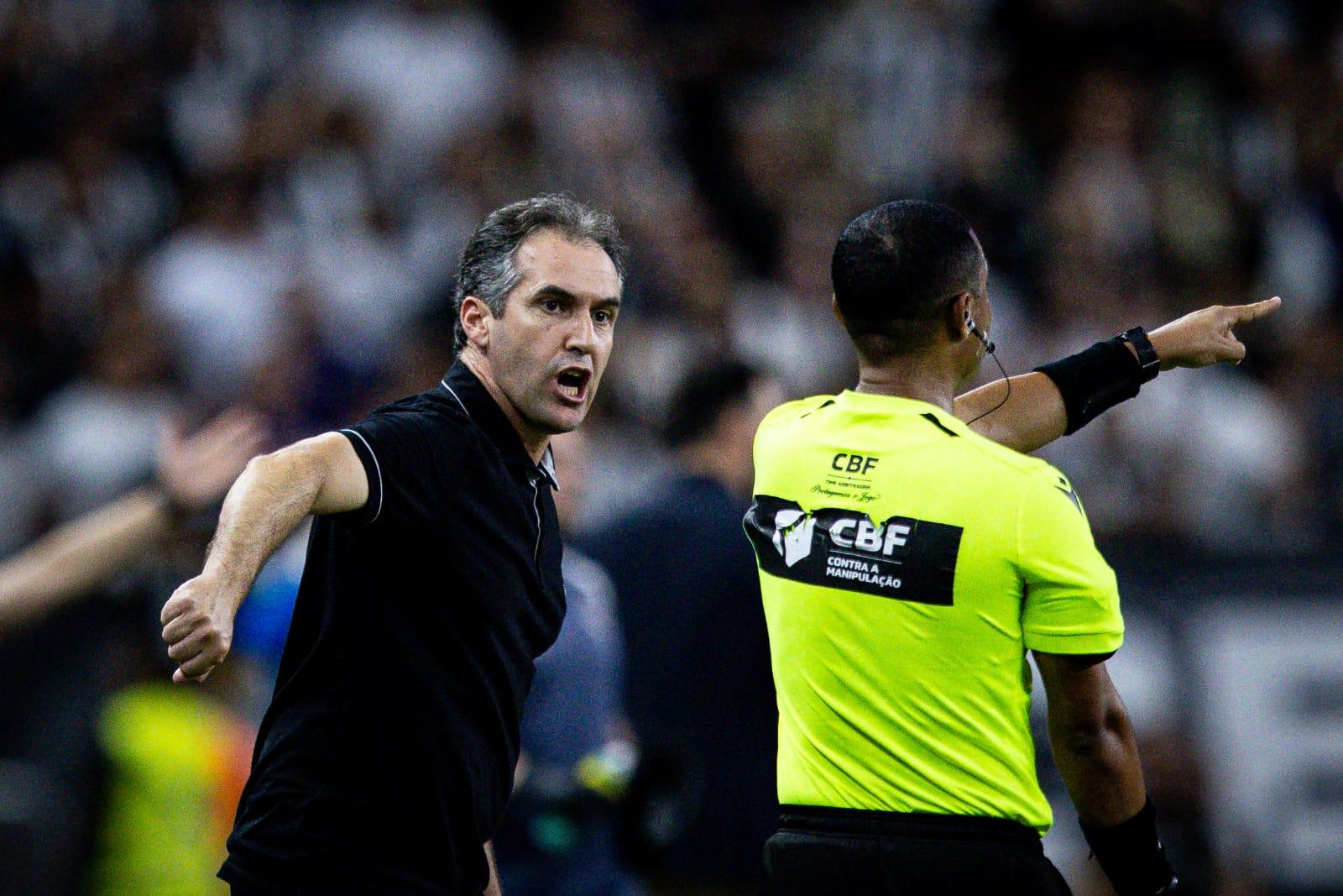 Foto de Léo Condé, técnico do Ceará, que comentou sobre o momento da arbitragem na Série A do Brasileirão