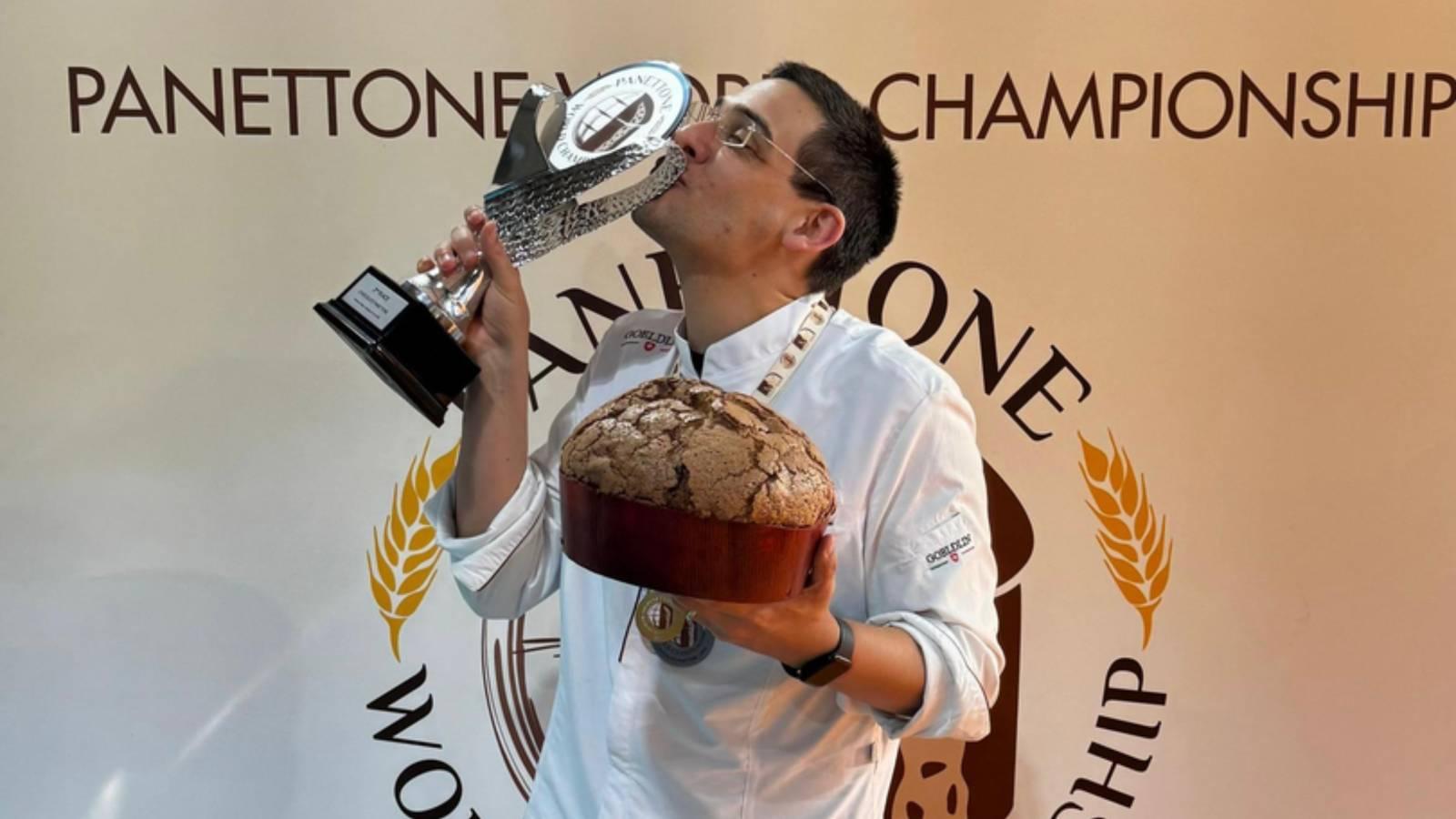 Imagem mostra Brunno Malheiros, padeiro cearense, comemorando vitória ao ser premiado na Panettone World Championship, na Itália, com o título de segundo melhor panetone de chocolate do mundo.