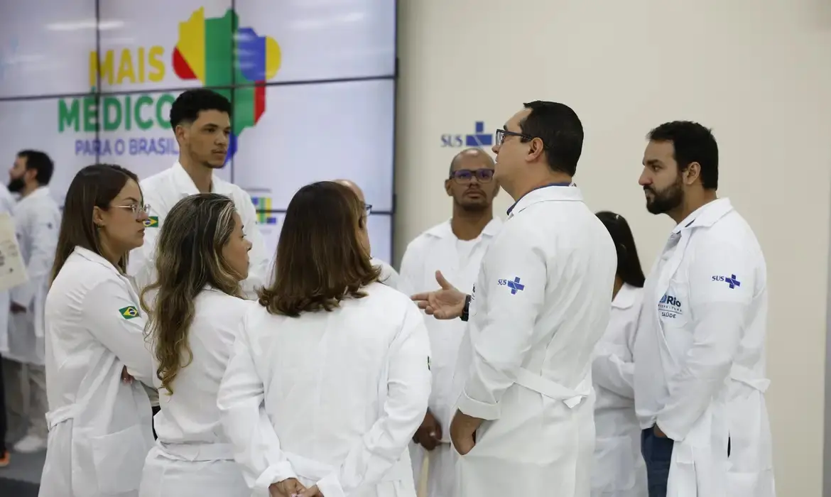 Imagem mostra médicos reunidos