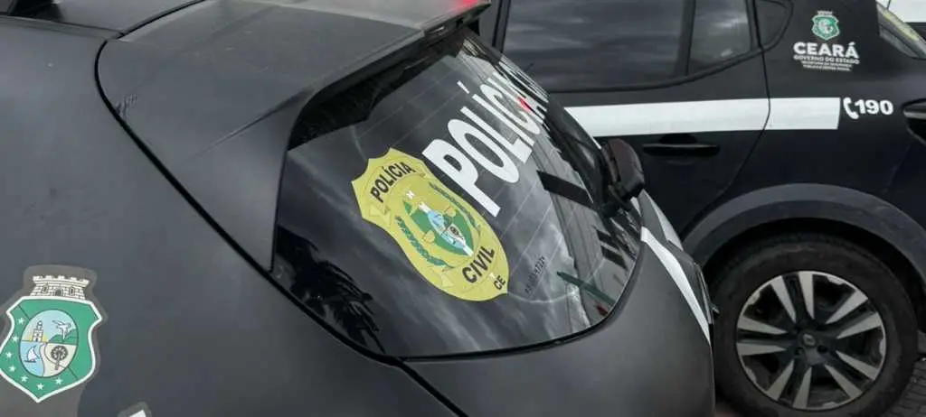 Carro de polícia do Ceará com logo da Polícia Civil, estacionado ao lado de outro veículo policial, em uma operação de segurança.