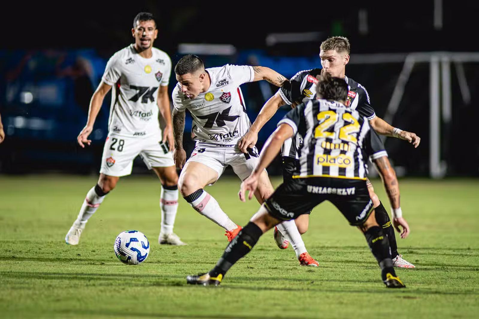 Atletas de Vitória-BA e Santos disputam bola