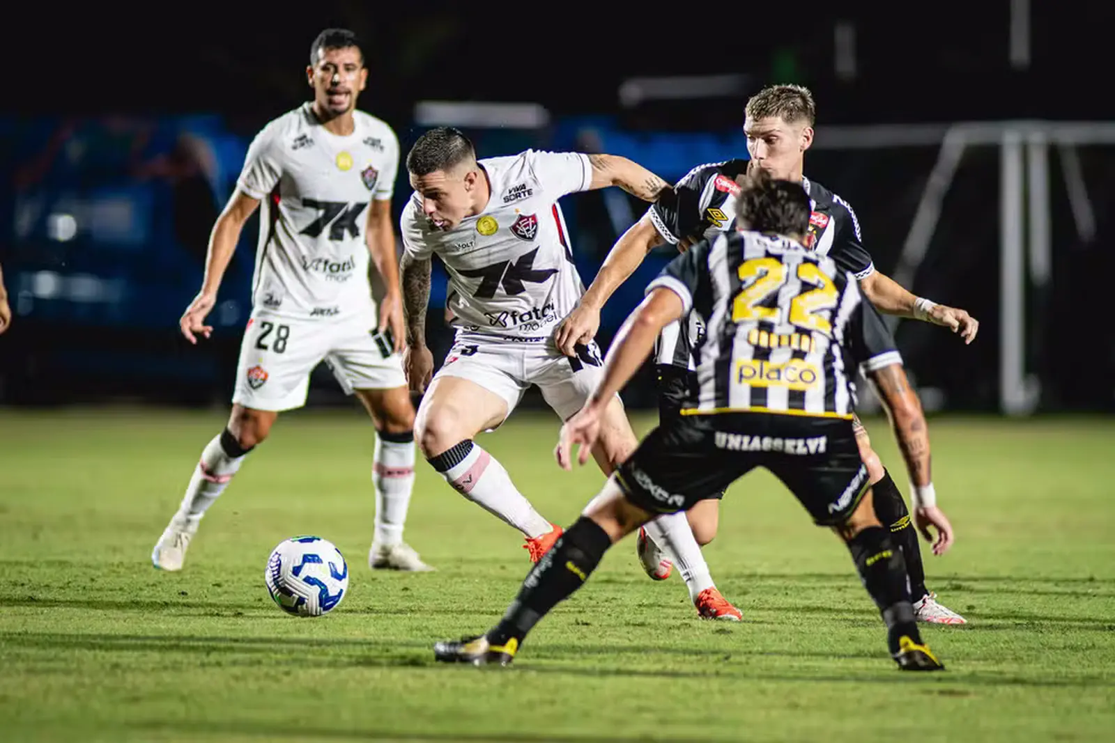 Atletas de Vitória-BA e Santos disputam bola