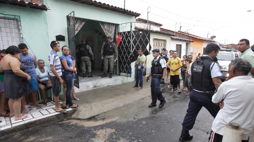 Foto mostra movimentação em frente a imóvel onde duas mulheres foram assassinadas, no bairro Quintino Cunha, em Fortaleza.