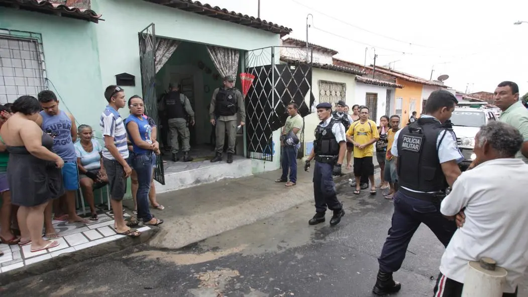 Foto mostra movimentação em frente a imóvel onde duas mulheres foram assassinadas, no bairro Quintino Cunha, em Fortaleza.