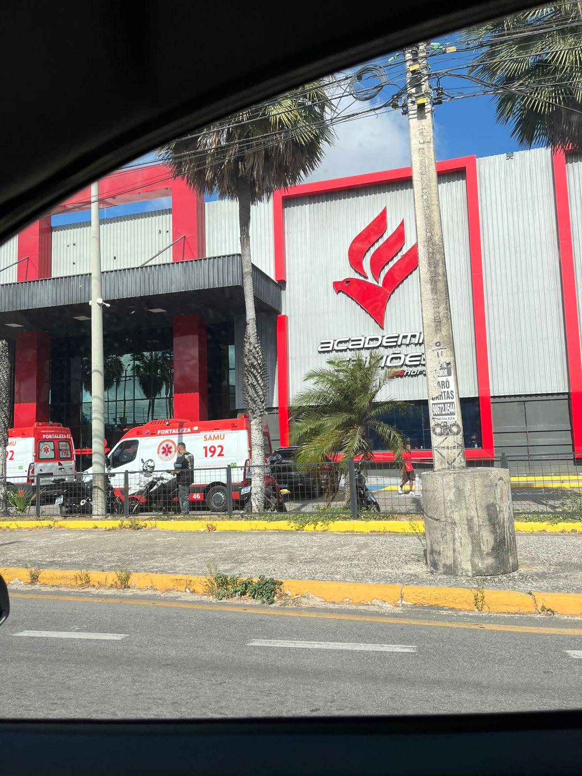 Fachada da academia Gaviões com duas ambulâncias do Samu na frente.